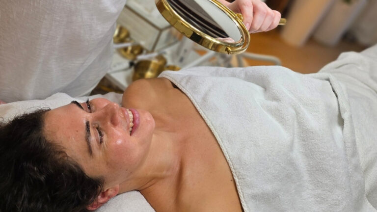 Professionelle Hautanalyse im Schönheitssalon mit Handspiegel